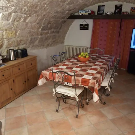 D'hotes L'amphitryon 5 Bed and Breakfast 3*