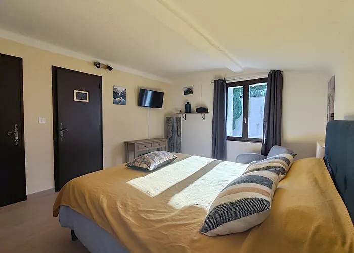 D'hotes L'amphitryon 5 Bed & Breakfast